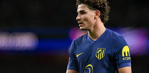 هل يصبح جوليان ألفاريز الصفقة الهجومية الكبرى لبرشلونة في 2026؟